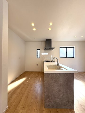 Sunny Family Residence — 鵠沼藤が谷の邸宅のキッチン