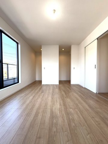 Sunny Family Residence — 鵠沼藤が谷の邸宅の洋室