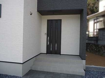 呉市吉浦西城町　新築一戸建て(全2棟)の玄関