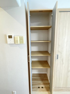 【収納】 | 東千葉ハイツ２号棟 | マンションなので収納をあきらめていませんか？リビングにも可動棚の収納スペースを新設。季節物家電や、掃除機等、すっきりと収納出来ます♪