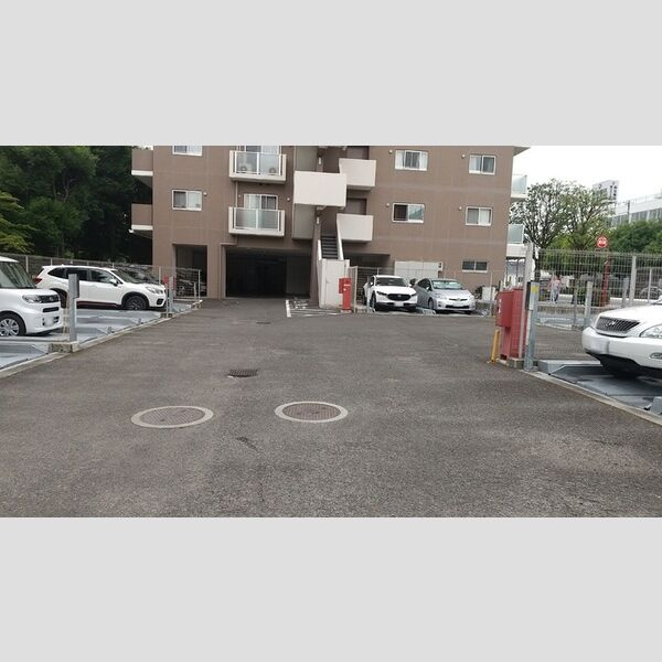 カスタリア榴ヶ岡の駐車場