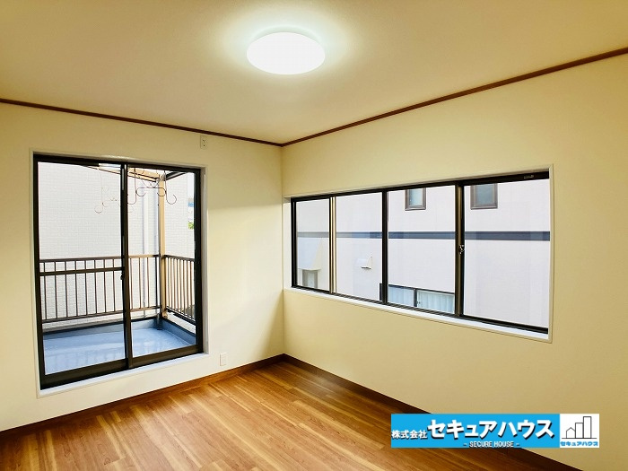 【中古住宅】名古屋市緑区鳴海町尾崎山の洋室|【6帖洋室】
◆広々とした居住空間は日々の暮らしを彩り、心のやすらぎと満足感を与えてくれます。通風と採光を考慮した設計は子供たちはのびのび育ち、家族でくつろぎと団らんを生み出します。