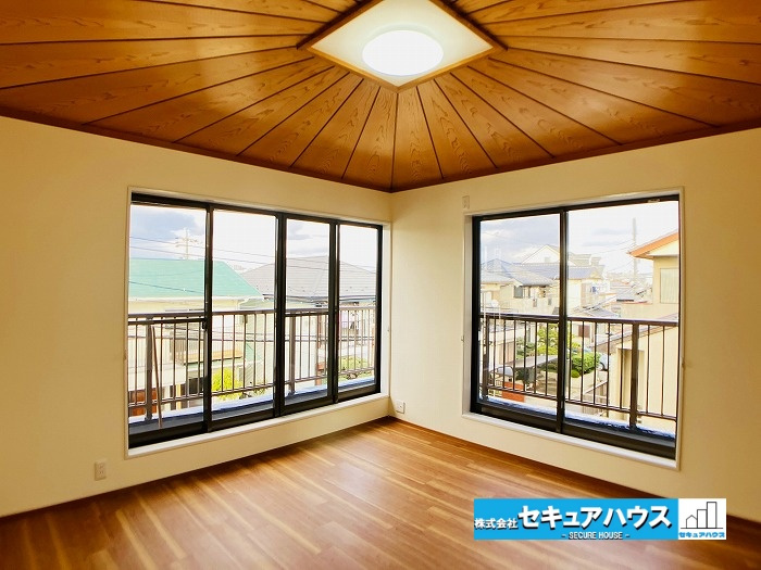 【中古住宅】名古屋市緑区鳴海町尾崎山の洋室|【7帖洋室】
◆角部屋で大きな窓から沢山の採光を取り入れます、収納クローゼット付きのお部屋です。