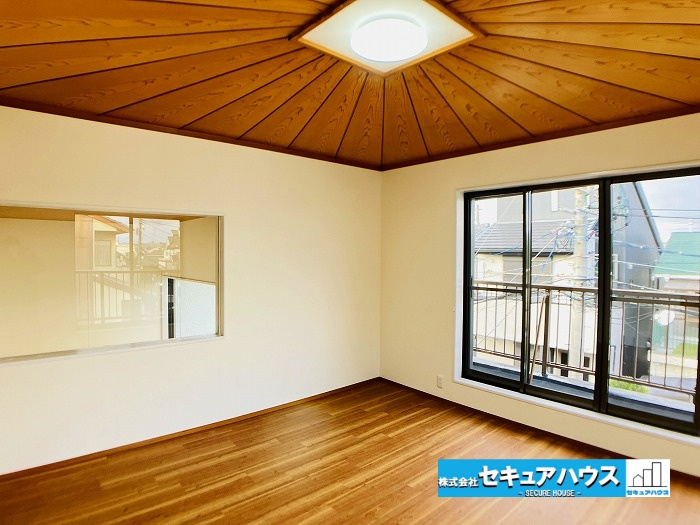 【中古住宅】名古屋市緑区鳴海町尾崎山の洋室|【7帖洋室】
◆玄関吹抜によって明るく開放感のあるつくりになっています。
◆家族が帰宅した様子を見ることができます。