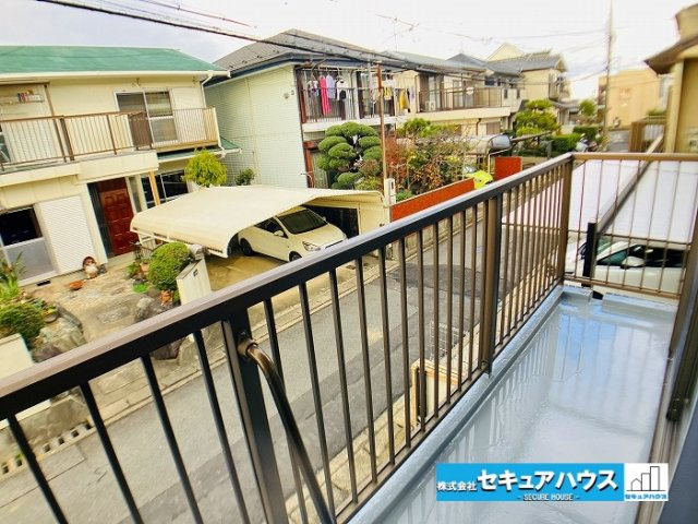 【中古住宅】名古屋市緑区鳴海町尾崎山のバルコニー|【1階バルコニー】
◆外の空気を吸いにバルコニーに出ることが出来ます。
◆