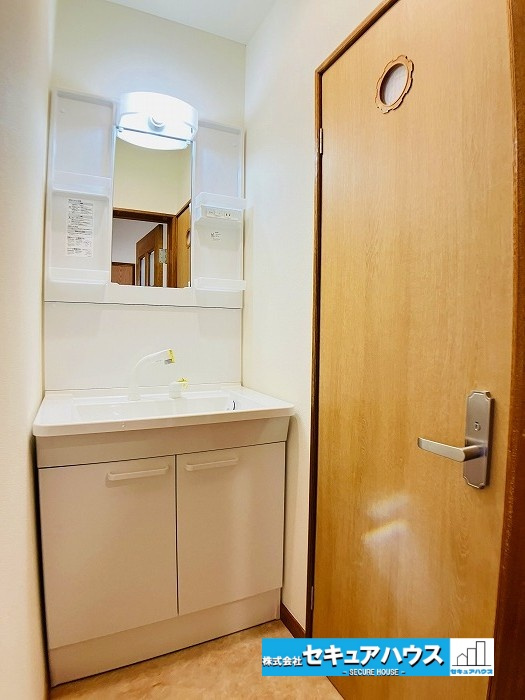 【中古住宅】名古屋市緑区鳴海町尾崎山の独立洗面台|【2階独立洗面台】
◆1階と2階部分に洗面台があるため朝の混雑を避けることができます。階段の上り下りをせずに顔を洗ったり、コンタクトをつけることができるのも嬉しいポイントです。
