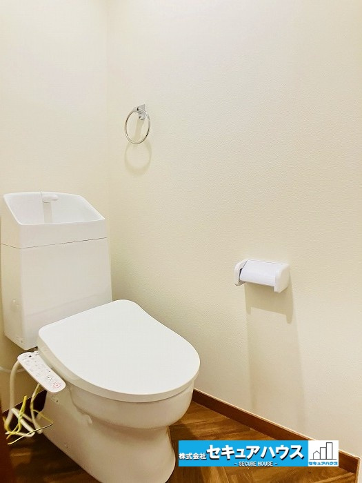 【中古住宅】名古屋市緑区鳴海町尾崎山のトイレ|【高機能トイレ】
◆高機能トイレの多くは便器のフタの開閉が自動であり、使用後に手動で水を流す面倒もなく非常に便利です。スタイリッシュな見た目で、お掃除しやすく、節水効果が高いです。