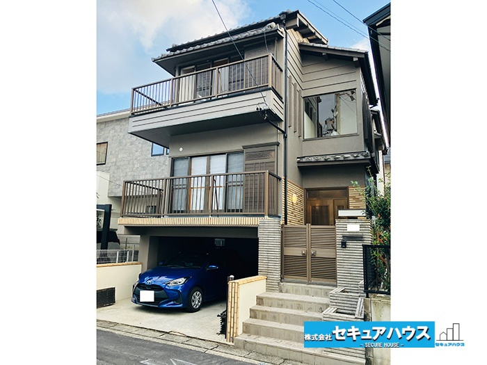 【中古住宅】名古屋市緑区鳴海町尾崎山の外観|【外観】
◆車庫付き住宅です。大事なお車を雨や雪、砂埃から守ります。