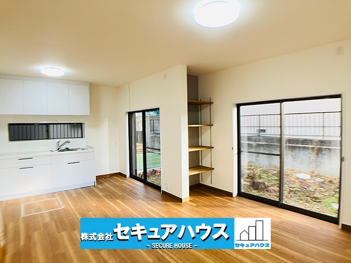 【中古住宅】名古屋市緑区鳴海町尾崎山の居間・リビング|【開放感のある吹抜け玄関が魅力の車庫付き4LDK】
回り全交換実施！スーパー・コンビニ・薬局など周辺の商業施設が充実！