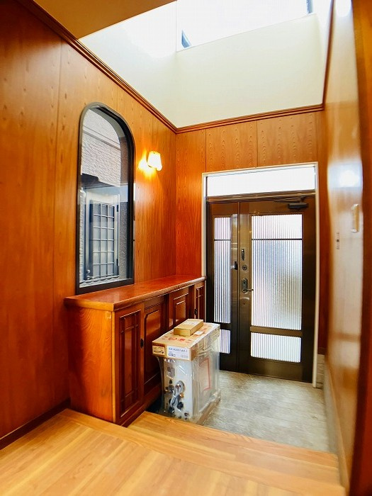 【中古住宅】名古屋市緑区鳴海町尾崎山の玄関|【玄関】
◆シューズボックス付きの玄関です。玄関周りがスッキリと片付きます。
◆吹抜付きの為、採光にも通風にも優れた構造です。明るく開放的な空間の為、家全体の印象が明るくなります。