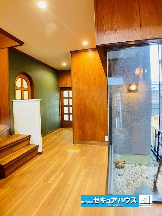 【中古住宅】名古屋市緑区鳴海町尾崎山のその他|【廊下】
◆玄関ホールから坪庭が見え、雰囲気ある空間になっています。