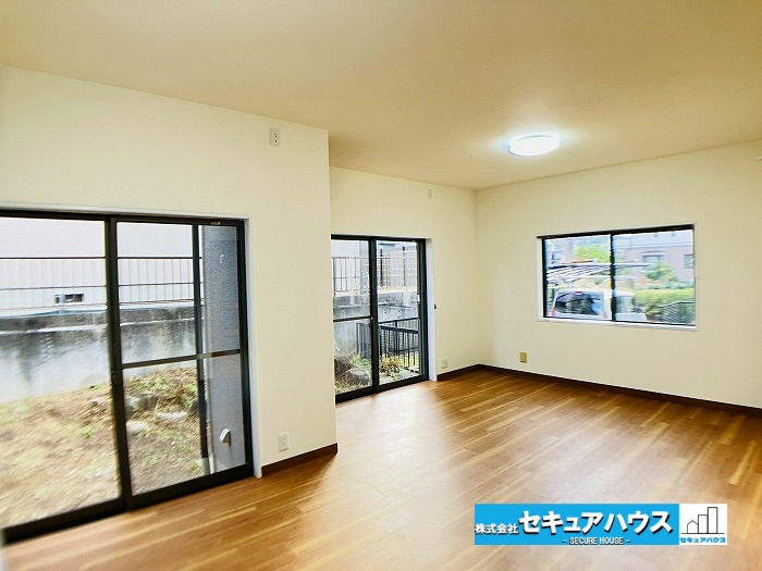 【中古住宅】名古屋市緑区鳴海町尾崎山の居間・リビング|【LDK】
◆3面採光のリビングは明るくお庭にも出ることができます。シンプルな白基調のクロスのため家具のレイアウトがしやすいのも魅力の1つです。