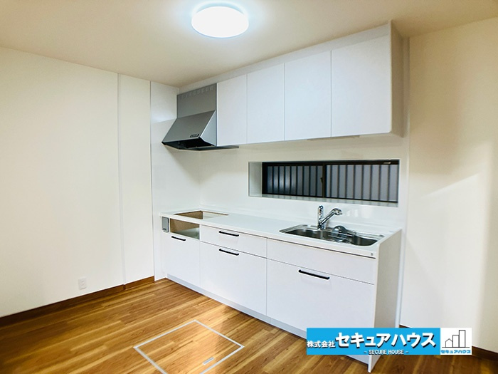 【中古住宅】名古屋市緑区鳴海町尾崎山のキッチン|【キッチン】
◆システムキッチンは収納が豊富です。窓付きのキッチンの為、匂いや熱気、煙を逃がす効果的な換気ができます。
◆シンク、レンジフード新品交換済みです。