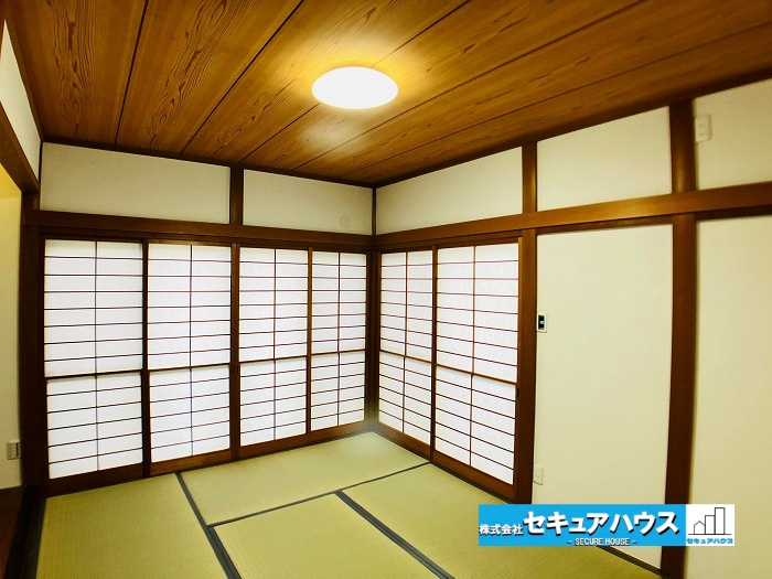 【中古住宅】名古屋市緑区鳴海町尾崎山の和室|【1階和室】
◆押入付きの和室の為来客時の布団を収納することができます。障子を閉めれば採光を取り込みながら前面道路からの視線を気にせず過ごすことができます。バルコニー付きのお部屋です。