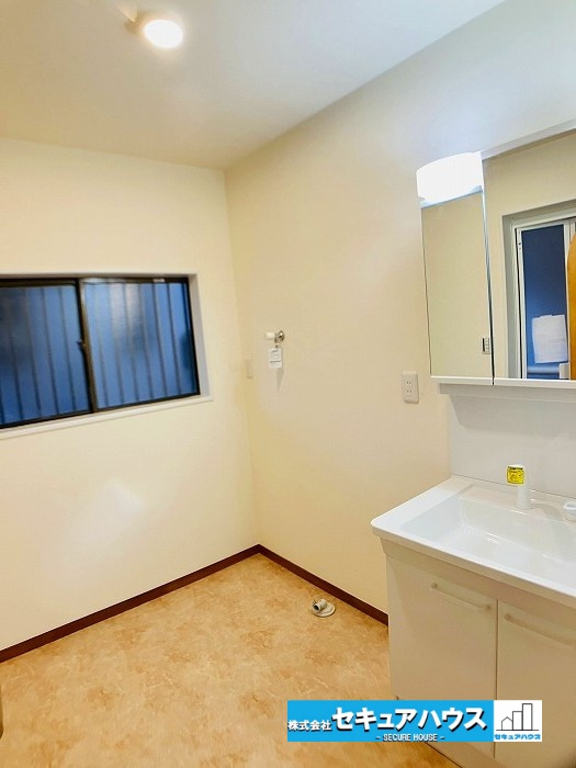 【中古住宅】名古屋市緑区鳴海町尾崎山の独立洗面台|【独立洗面化粧台】
◆鏡の裏にはたっぷりと収納スペースを標準装備！
◆電源を付属しているのでドライヤーなど利用できます。