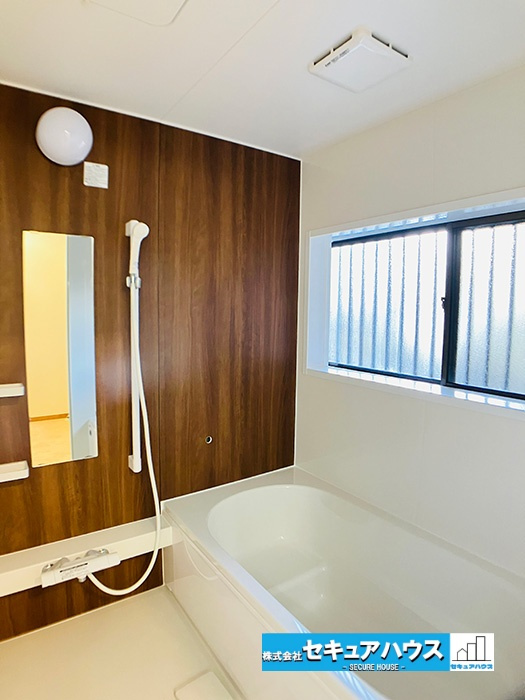 【中古住宅】名古屋市緑区鳴海町尾崎山の浴室|【浴室】
◆アクセントパネルで落ち着きのある雰囲気を演出します。毎日の疲れを癒やすバスタイムをお楽しみ下さい！
窓付きで、カビの繁殖を抑える効果があります。また、空間を明るく広く見せる効果もあります。