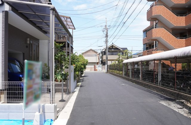 越谷市赤山町2丁目 新築分譲住宅の前面道路含む現地写真