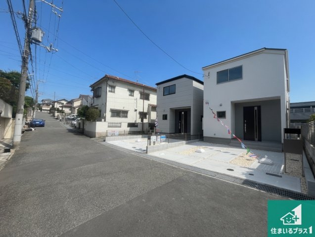 神戸市須磨区白川台　第4期　新築一戸建ての前面道路含む現地写真|周辺は閑静な住宅街！前面道路広々で車の出し入れも便利です。駐車が苦手な方でも安心して車庫入れできます！