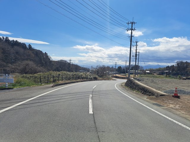 前橋市富士見町小暮 売地の周辺|前面道路はゆとりある東側約7.1ｍ道路。車の出入りもしやすく、開放感のある立地です。