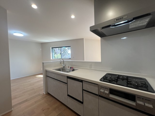 電車好きにはたまらない！バルコニーから電車を見下ろせる【金沢区片吹新築戸建】のキッチン|使いやすいキッチンです