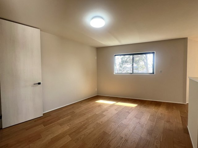 電車好きにはたまらない！バルコニーから電車を見下ろせる【金沢区片吹新築戸建】の居間・リビング|使いやすい居間です