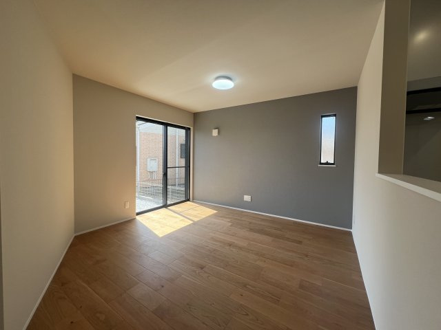 電車好きにはたまらない！バルコニーから電車を見下ろせる【金沢区片吹新築戸建】の居間・リビング|使いやすい居間です