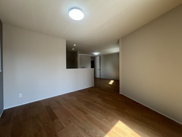 電車好きにはたまらない！バルコニーから電車を見下ろせる【金沢区片吹新築戸建】の居間・リビング|ゆったりとした居間です