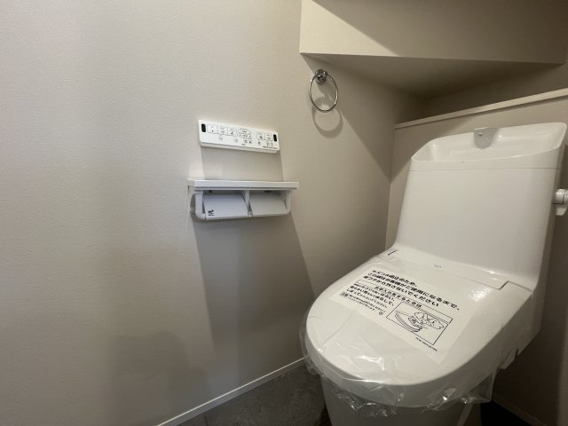 電車好きにはたまらない！バルコニーから電車を見下ろせる【金沢区片吹新築戸建】のトイレ|ゆったりとした空間のトイレです