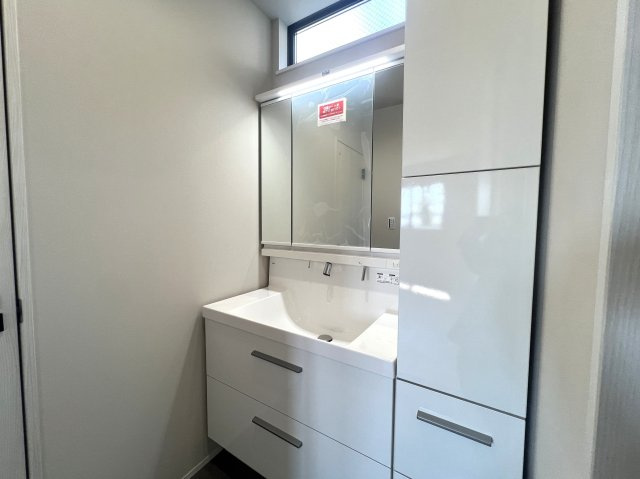 電車好きにはたまらない！バルコニーから電車を見下ろせる【金沢区片吹新築戸建】の独立洗面台|朝の身支度には欠かせない独立洗面化粧台