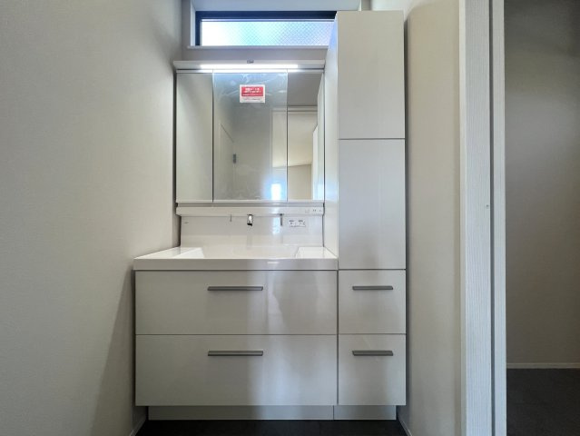 電車好きにはたまらない！バルコニーから電車を見下ろせる【金沢区片吹新築戸建】の独立洗面台|朝の支度にも助かる、独立の洗髪洗面化粧台