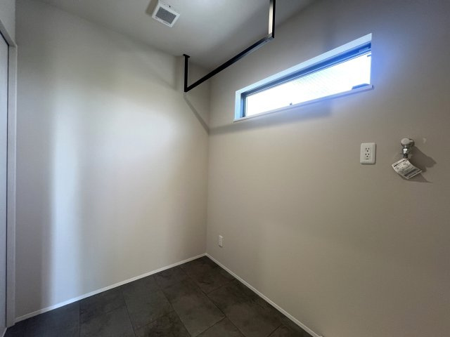 電車好きにはたまらない！バルコニーから電車を見下ろせる【金沢区片吹新築戸建】のランドリースペース