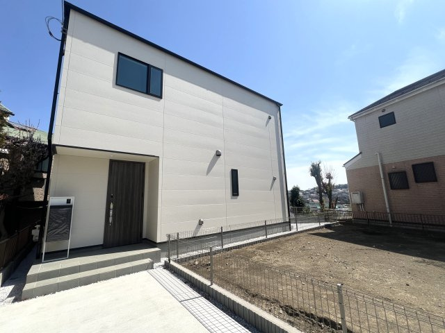 電車好きにはたまらない！バルコニーから電車を見下ろせる【金沢区片吹新築戸建】の外観|きれいな外観です