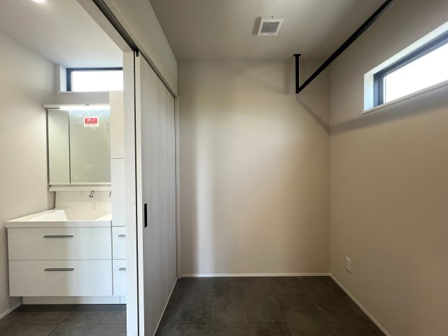 電車好きにはたまらない！バルコニーから電車を見下ろせる【金沢区片吹新築戸建】のランドリースペース