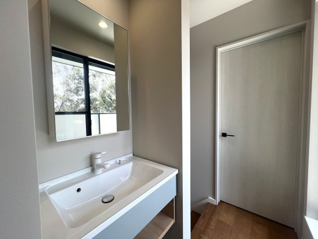 電車好きにはたまらない！バルコニーから電車を見下ろせる【金沢区片吹新築戸建】の独立洗面台|独立洗面台です