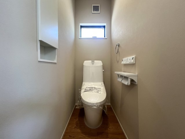 電車好きにはたまらない！バルコニーから電車を見下ろせる【金沢区片吹新築戸建】のトイレ|トイレです