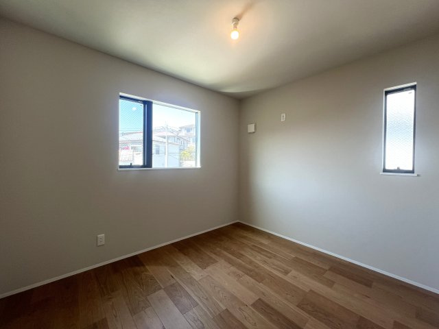 電車好きにはたまらない！バルコニーから電車を見下ろせる【金沢区片吹新築戸建】の洋室|使い勝手のいい洋室です