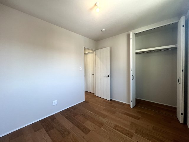 電車好きにはたまらない！バルコニーから電車を見下ろせる【金沢区片吹新築戸建】の洋室|きれいな洋室です