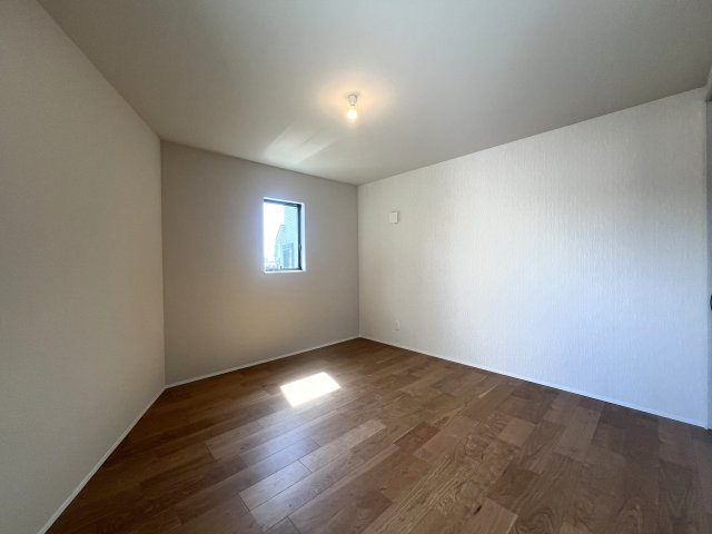 電車好きにはたまらない！バルコニーから電車を見下ろせる【金沢区片吹新築戸建】の洋室|明るい洋室です