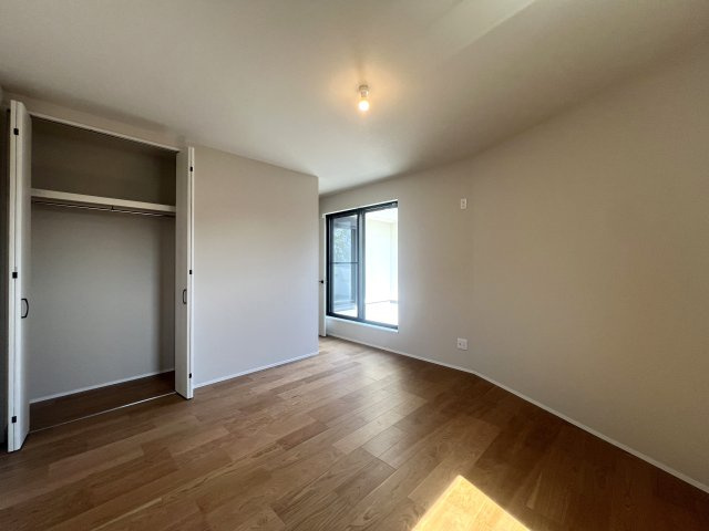 電車好きにはたまらない！バルコニーから電車を見下ろせる【金沢区片吹新築戸建】の洋室|きれいな洋室です