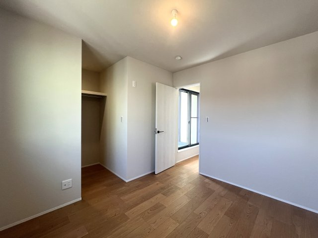 電車好きにはたまらない！バルコニーから電車を見下ろせる【金沢区片吹新築戸建】の洋室|きれいな洋室です