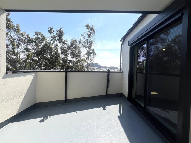 電車好きにはたまらない！バルコニーから電車を見下ろせる【金沢区片吹新築戸建】のバルコニー|開放的で明るい空間を演出してくれるバルコニーです