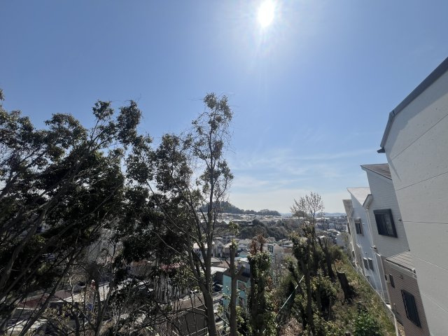 電車好きにはたまらない！バルコニーから電車を見下ろせる【金沢区片吹新築戸建】の展望