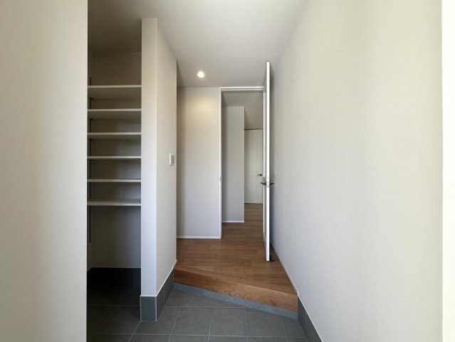 電車好きにはたまらない！バルコニーから電車を見下ろせる【金沢区片吹新築戸建】の玄関|きれいな玄関です