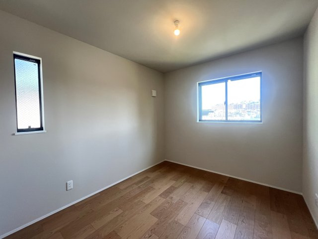 電車好きにはたまらない！バルコニーから電車を見下ろせる【金沢区片吹新築戸建】の洋室|スタンダードな洋室です