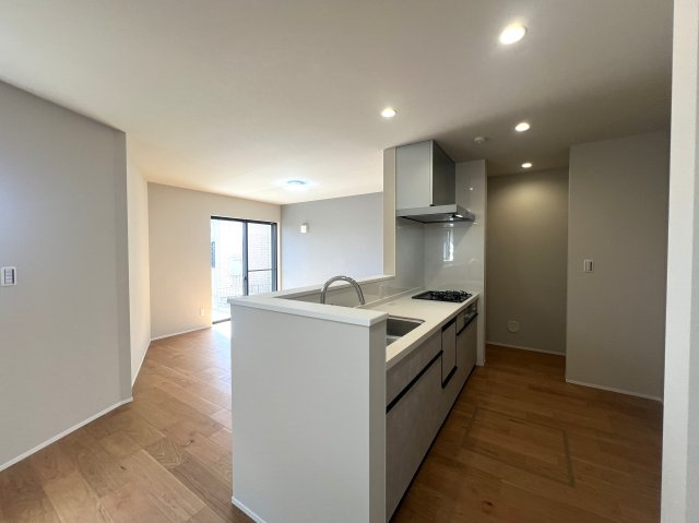 電車好きにはたまらない！バルコニーから電車を見下ろせる【金沢区片吹新築戸建】のキッチン|キッチンです