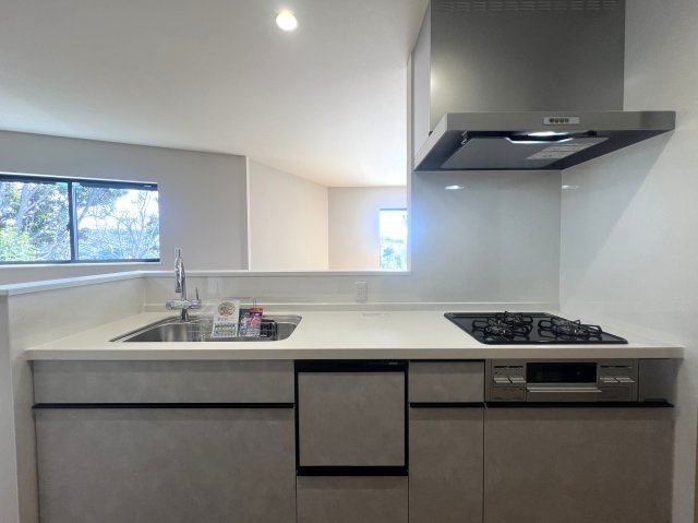 電車好きにはたまらない！バルコニーから電車を見下ろせる【金沢区片吹新築戸建】のキッチン|キッチンでお料理をお楽しみください