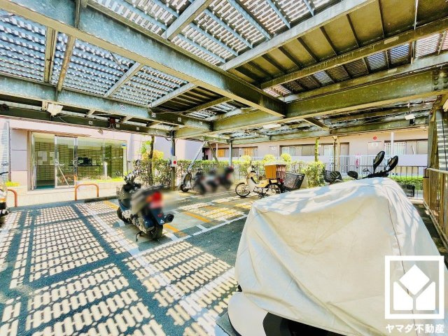ライオンズマンション淀リバーサイドの駐車場