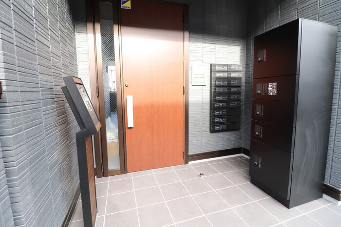 さいたま市中央区大戸１丁目のアパートのエントランス
