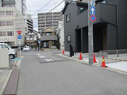 広島市西区東観音町　新築一戸建て(全2棟)の前面道路含む現地写真