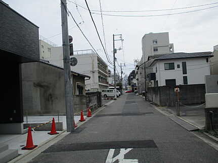 広島市西区東観音町　新築一戸建て(全2棟)の前面道路含む現地写真